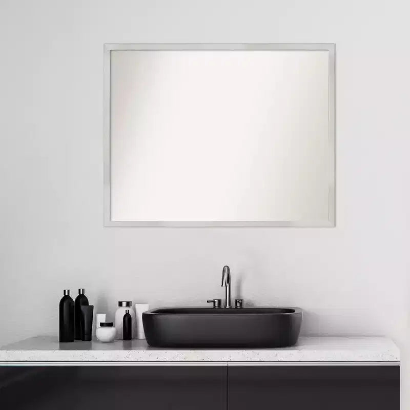 30" x 24" Badezimmer-Wandspiegel aus silberfarbenem Holz, ohne Facettenschliff, modernes rechteckiges Design, zur Wandmontage