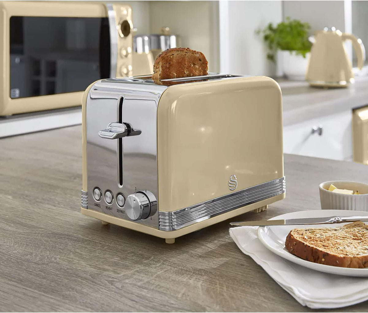 Swan Retro Ensemble Petit-Déjeuner, Bouilloire 1,8 L, Grille-Pain 2 Tranches à Fente Large, Micro-Ondes Numérique 20L, 6 Niveaux de Puissance, Minuteur, Porte Miroir, Design Vintage, Crème