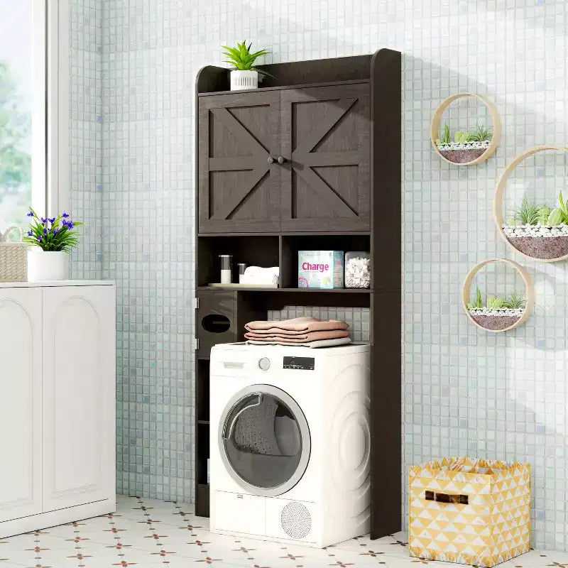 Armario de almacenamiento sobre el inodoro| Estante organizador para baño con puertas tipo granero y portarrollos de papel higiénico