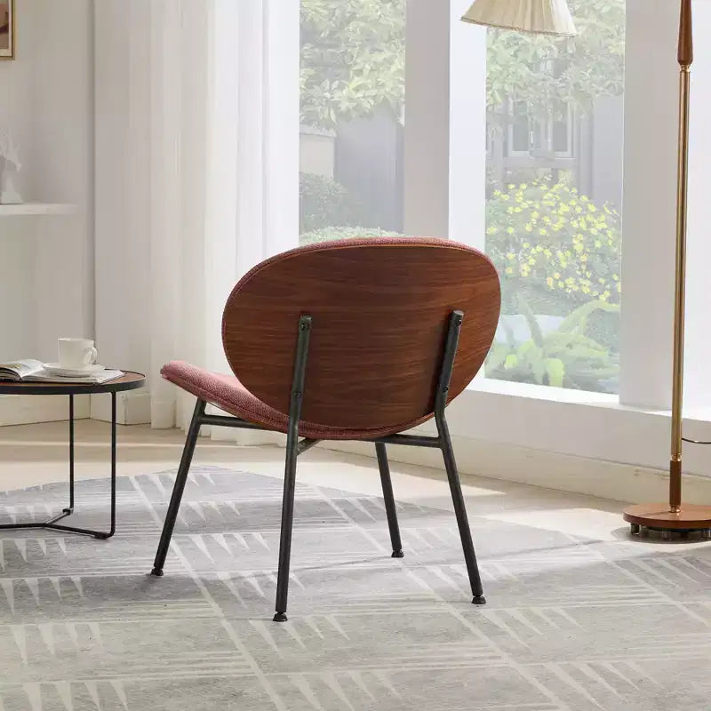 Moderne Akzentstühle im Mid-Century-Stil für das Schlafzimmer, muschelförmiger Einzelstuhl mit dreibeinigem Gestell, Loungesessel aus Stoff mit Rückenlehne in Walnussoptik