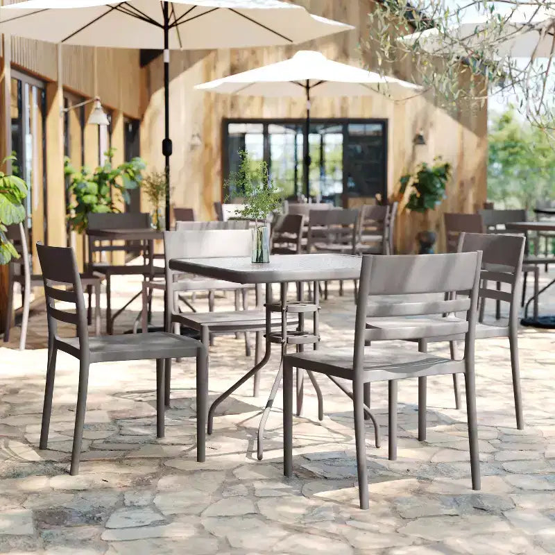 2er-Set stapelbare Gartenstühle für drinnen und draußen mit Lattenlehne, wetterfeste Kunststoffstühle für den gewerblichen Einsatz