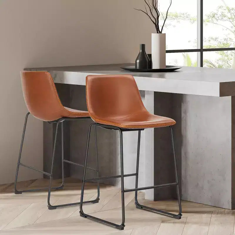 Set aus 2 gepolsterten Barhockern im Industrial-Stil mit Metallbeinen und Fußstützen, armlose Kunstleder-Thekenstühle für Esszimmer