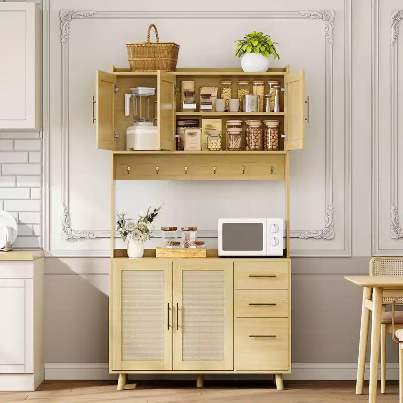 71 Küchenvorratsschrank aus Rattan, Buffetschrank mit Mikrowellenständer, verstellbare Ablagen und 6 Haken, Natur