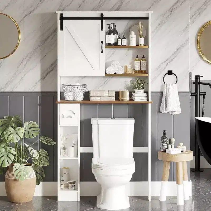 Armario de almacenamiento sobre el inodoro con puertas de granero - Mueble de baño para colocar sobre el inodoro, con gancho para papel higiénico y estantes ajustables, blanco