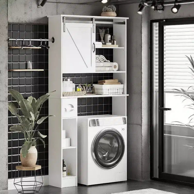 Armario de almacenamiento sobre el inodoro con puertas de granero - Mueble de baño para colocar sobre el inodoro, con gancho para papel higiénico y estantes ajustables, blanco