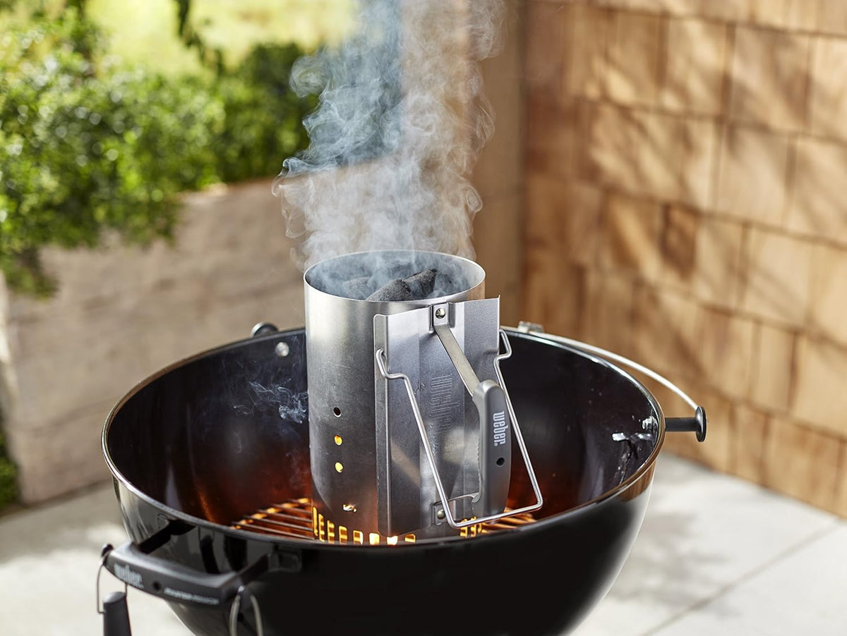 Weber Classic Kettle barbecue au charbon de bois, surface de cuisson ? 57cm, barbecue avec couvercle et cuve en acier emaillé, thermomètre intégré au couvercle, trépied et roues - Noir (1341504)