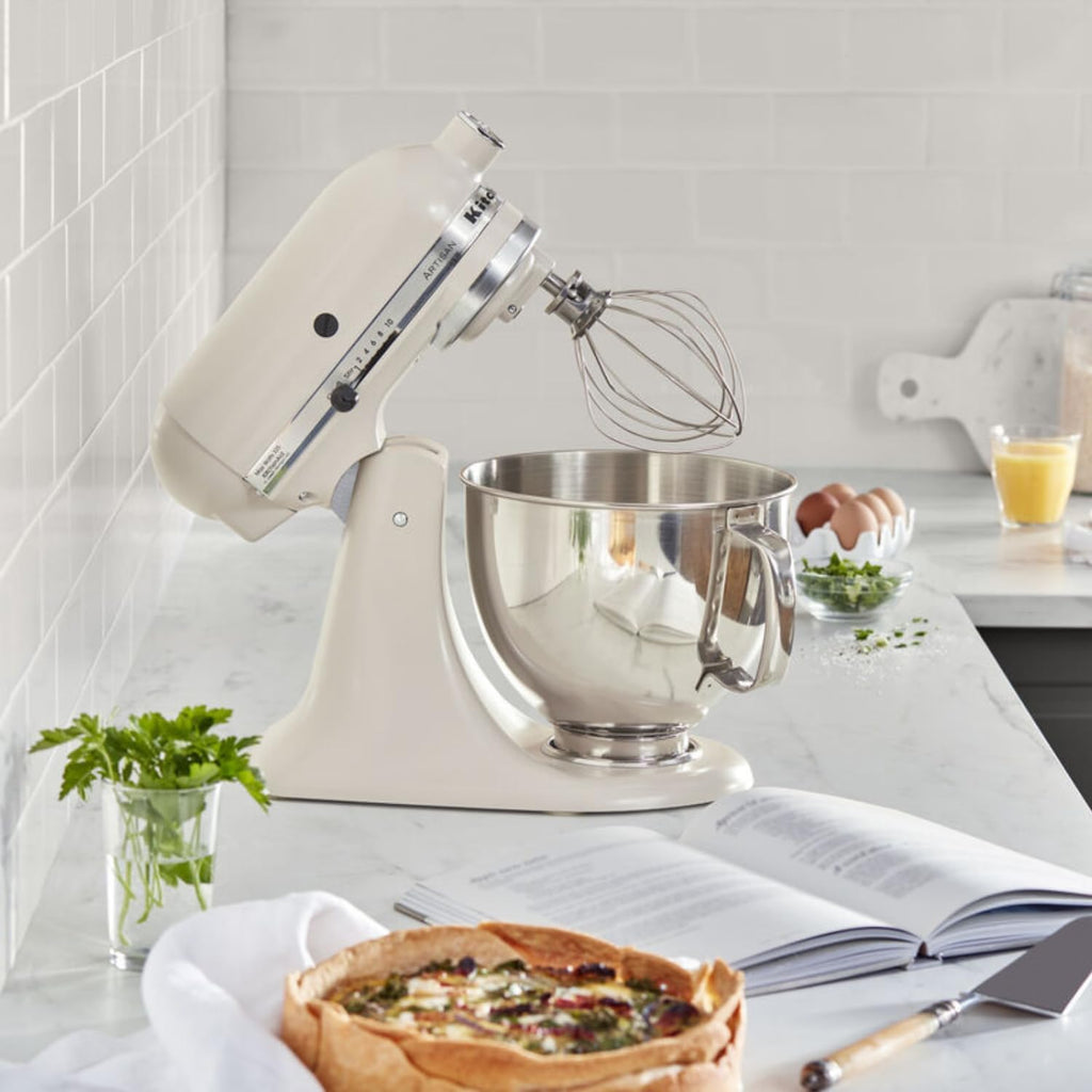 KitchenAid Robot Patissier I Artisan I Robot cuisine multifonctions à tête inclinable I Avec 4 accessoires I Bol de 4,8L | Crème