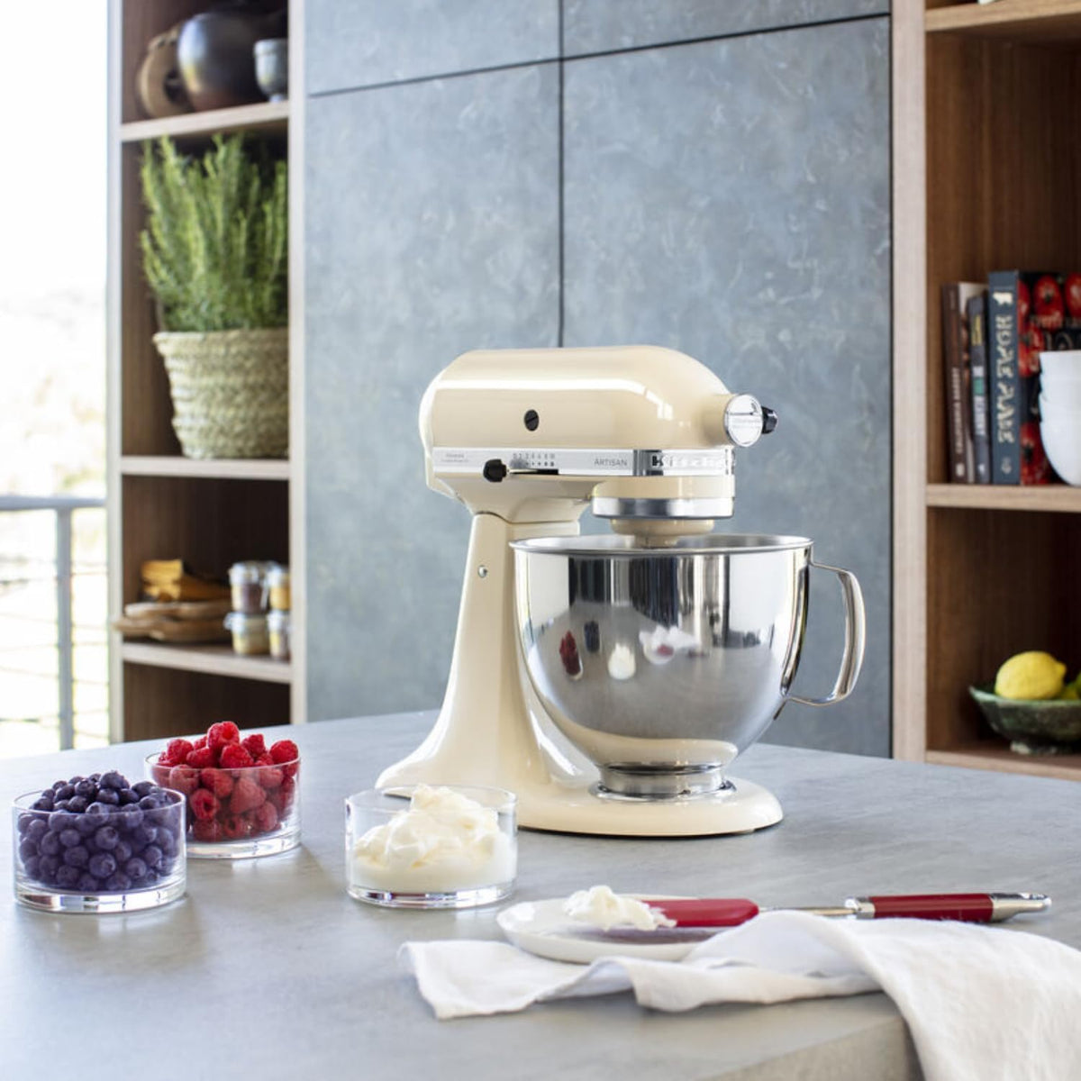 KitchenAid Robot Patissier I Artisan I Robot cuisine multifonctions à tête inclinable I Avec 4 accessoires I Bol de 4,8L | Crème